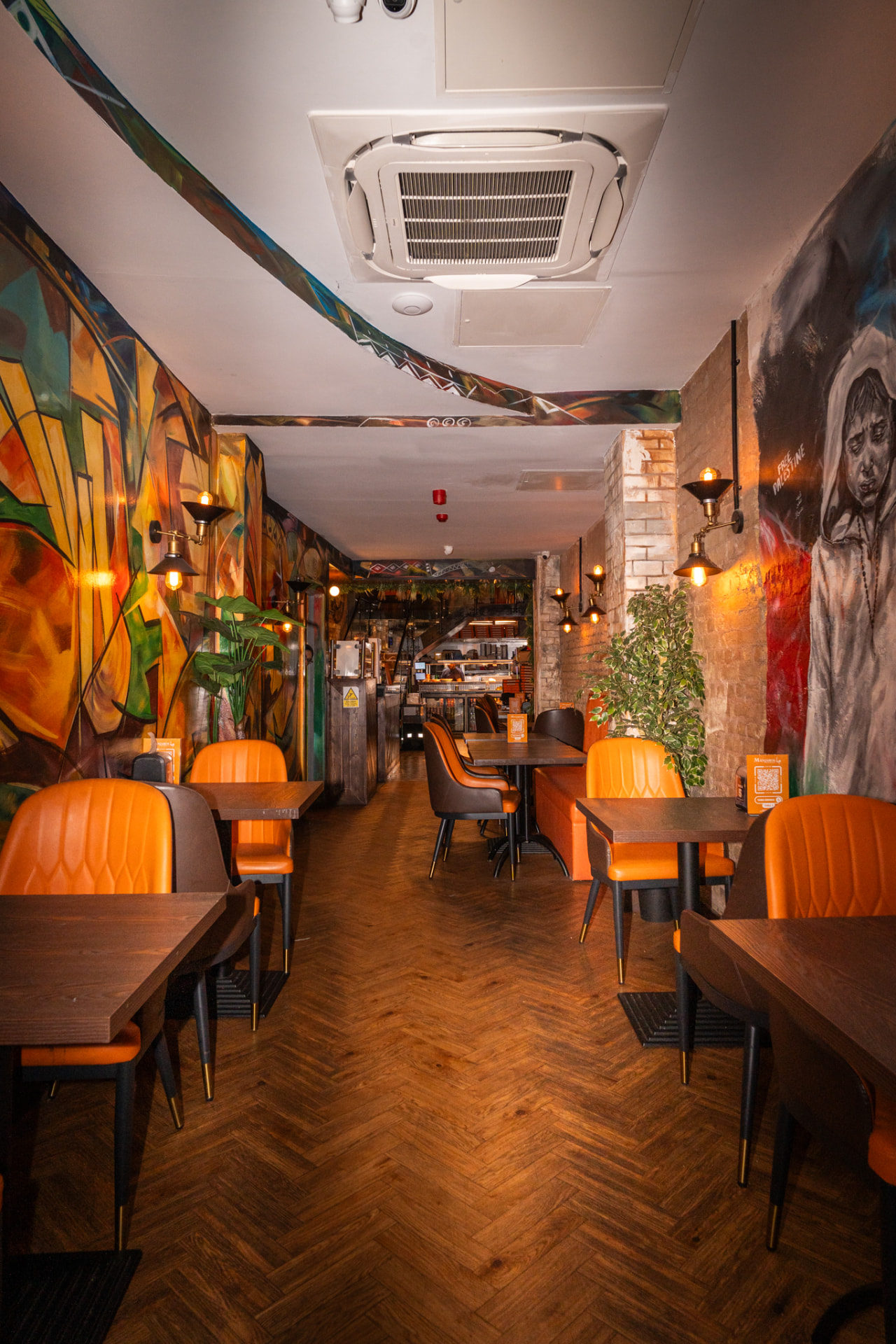 Manjaros London interior 13