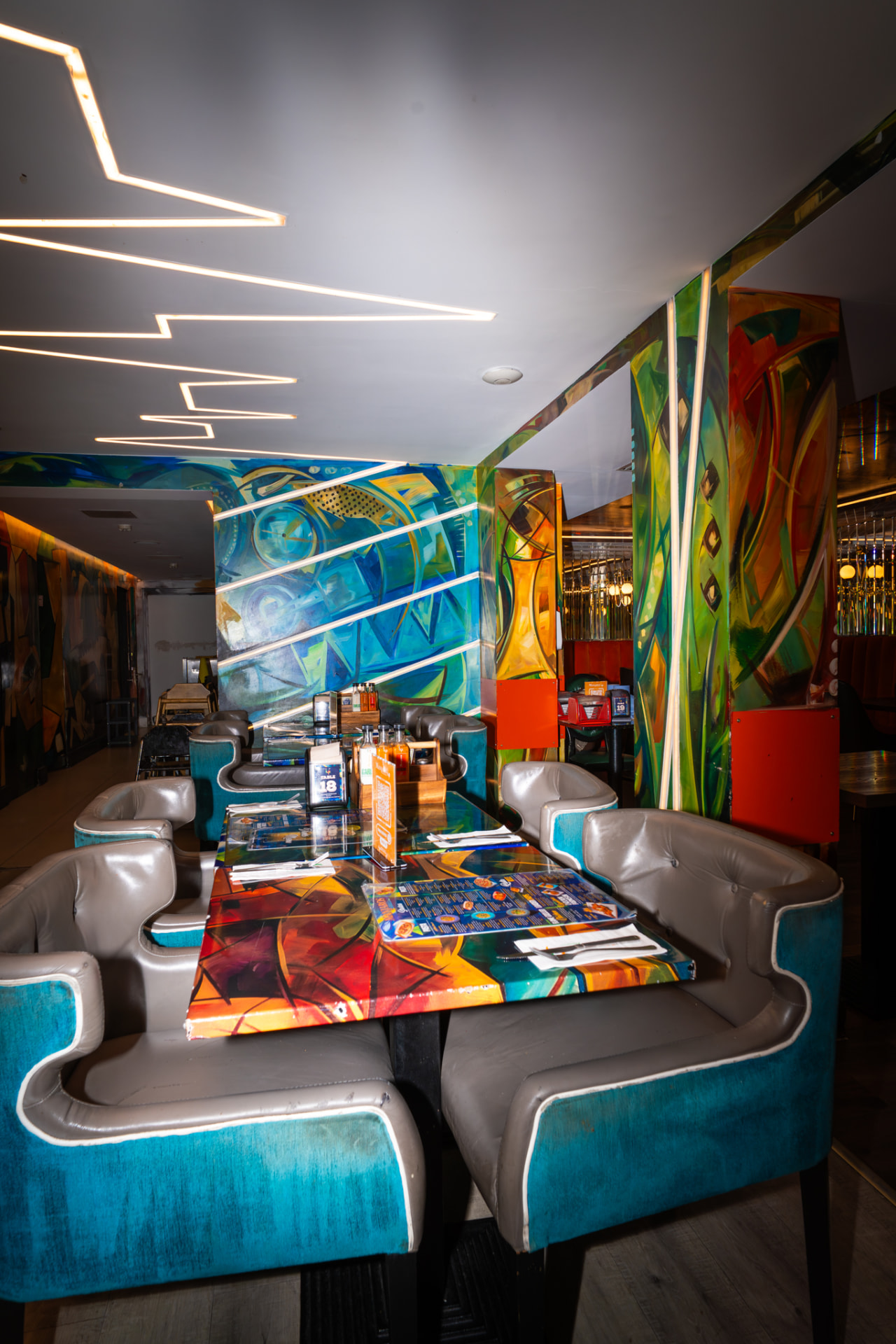 Manjaros London interior 41